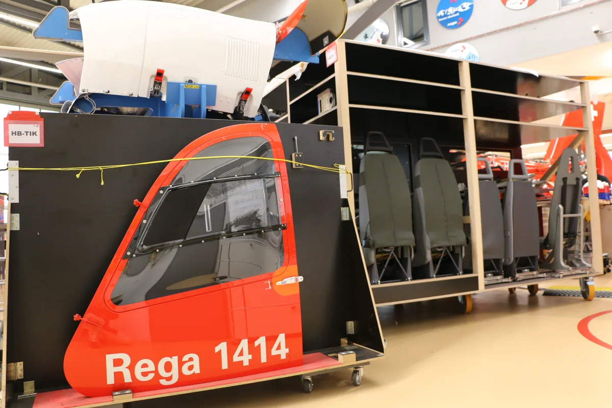 Entfernte und neue Heli-Teile in einem grossen Gestell